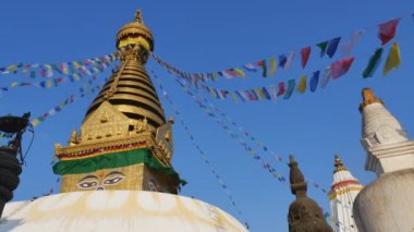 Swayambhunath Stupa mavi gökyüzü ile