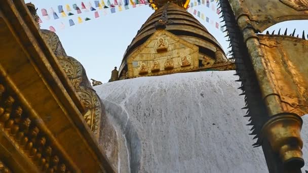 De stoepa Swayambhunath met blauwe hemel — Stockvideo