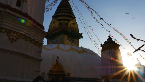 De stoepa Swayambhunath met blauwe hemel — Stockvideo