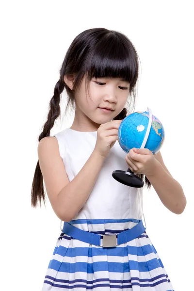 Kleine asiatische Mädchen mit Globus — Stockfoto