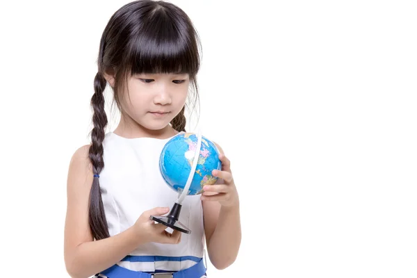 Asiatisches Mädchen hält den Globus — Stockfoto