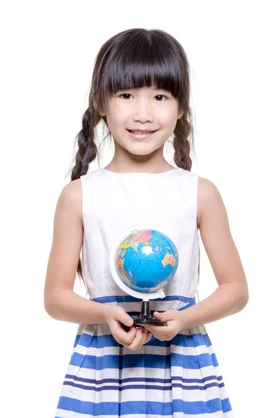 Asiatisches Mädchen hält den Globus — Stockfoto