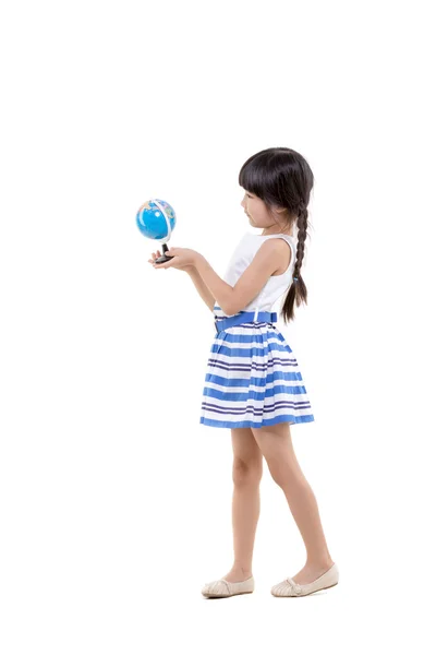 Menina asiática segurando o globo — Fotografia de Stock