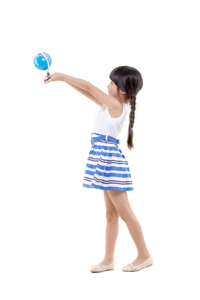 Menina asiática segurando o globo — Fotografia de Stock