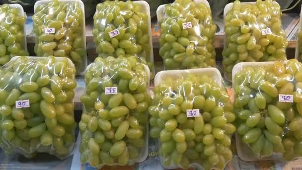 Uvas para la venta en el mercado — Vídeo de stock