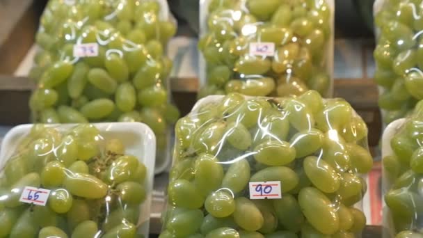 Uvas para la venta en el mercado — Vídeos de Stock