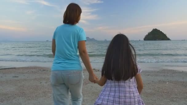 Азиатская мать и дочь на пляже — стоковое видео