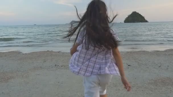 Щаслива дівчина насолоджуючись, прогулянки по пляжу — стокове відео