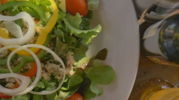 Hälsosam mat färsk tonfisk sallad — Stockvideo