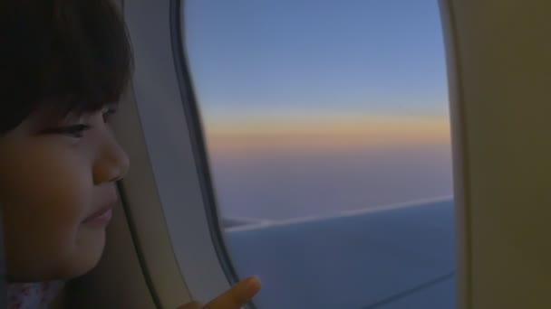 Aziatische meisje op zoek venster van vliegtuig — Stockvideo
