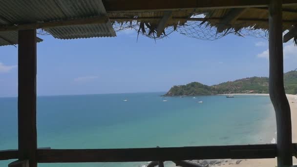 Vista tropicale sulla spiaggia dalla capanna nella provincia di Krabi, Thailandia — Video Stock