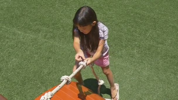 Asiatique enfant jouer à aire de jeux dans un parc — Video