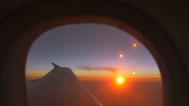 Uçak penceresi görünümü gün batımında Zoom vurdu — Stok video