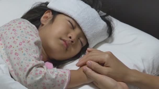 Ασιατικές παιδί άρρωστο και στον ύπνο στο κρεβάτι με τη μητέρα της από την πλευρά της. — Αρχείο Βίντεο