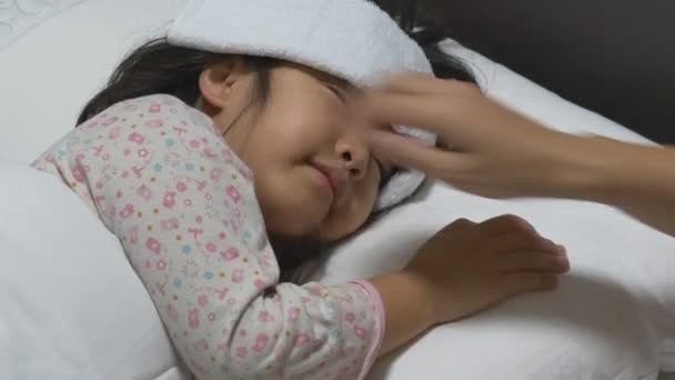 Asiatico bambino malato e dormire sul letto con sua madre al suo fianco . — Video Stock