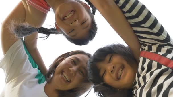 Movimiento lento de feliz familia asiática con fondo blanco. Tirada giratoria — Vídeos de Stock