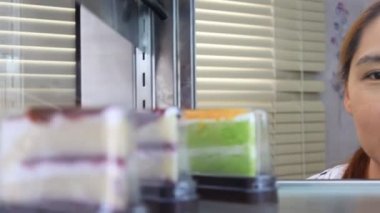 Asyalı kadın Pasta Fırını dükkanında ekranda koyar