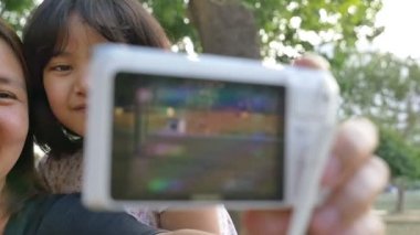 Asya anne ve kızı birlikte selfie fotoğraf alma