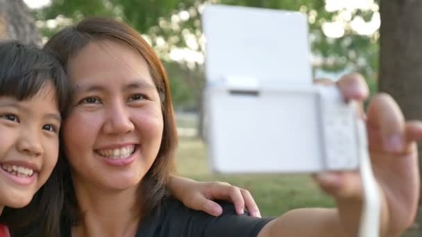 Asiática madre e hija tomando selfie fotografía juntos — Vídeos de Stock