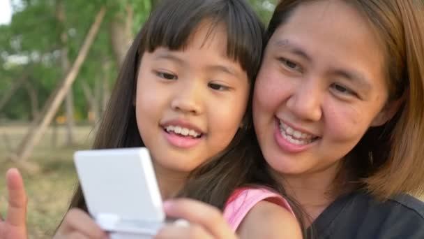 Азиатская мать и дочь вместе фотографируют селфи — стоковое видео