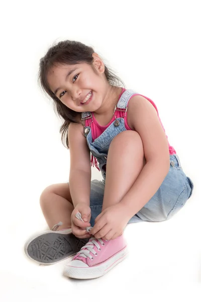 Mädchen übt, ihre Schuhe zu binden — Stockfoto