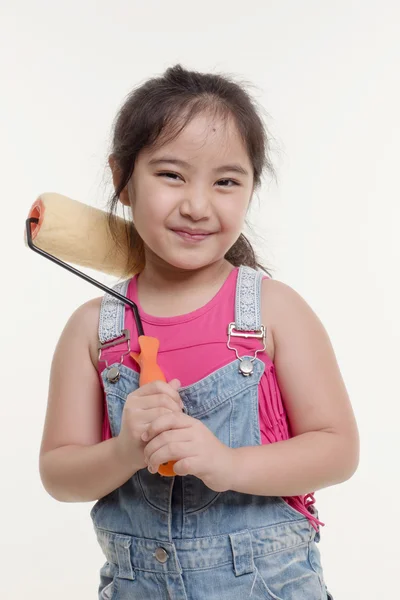 Chica asiática pintando la pared — Foto de Stock