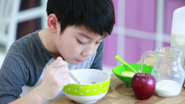 Pouco ásia menino comer cereal com leite com sorriso rosto — Vídeo de Stock