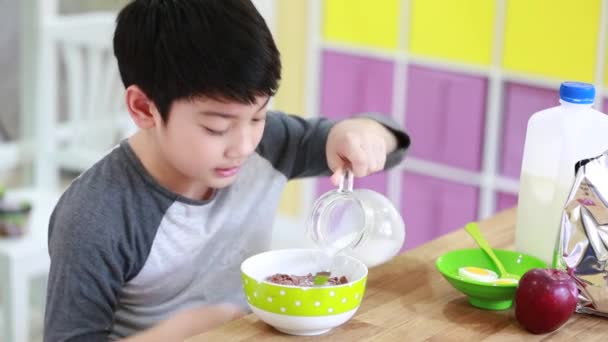 Pouco ásia menino comer cereal com leite com sorriso rosto — Vídeo de Stock