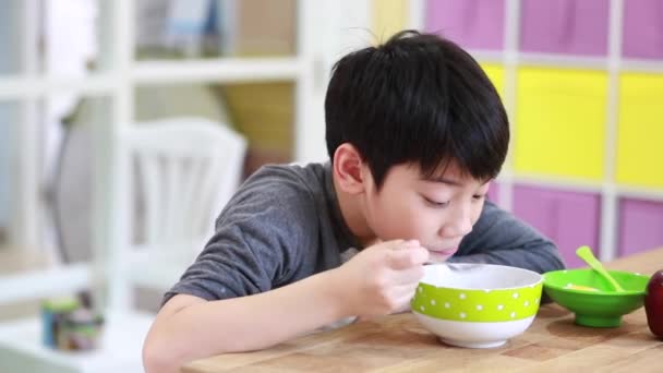 Pouco ásia menino comer cereal com leite com sorriso rosto — Vídeo de Stock