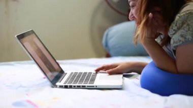 ev, Asya kız dizüstü bilgisayar kullanan rahat bir kadın portresi.