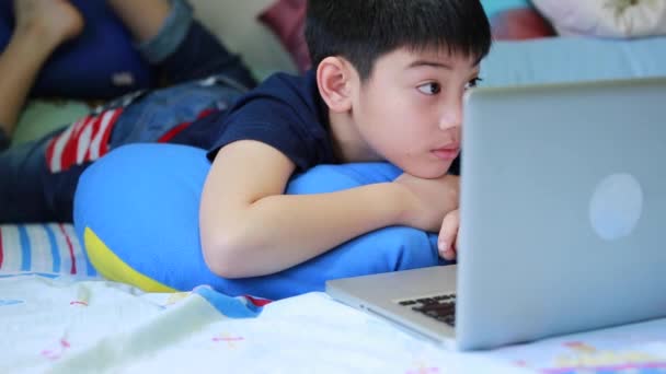 Asiatico ragazzo giocare giochi su computer portatile . — Video Stock