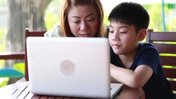 Giovane, madre felice con bambino utilizzando il computer portatile sulla terrazza — Video Stock