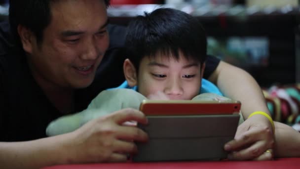 Happy asian family Father and son looking on tablet screen, in the bedroom — Stock Video