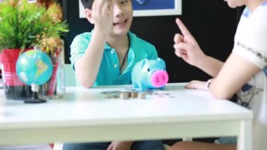 Asya anne yardım oğul kumbara para kazanmak için