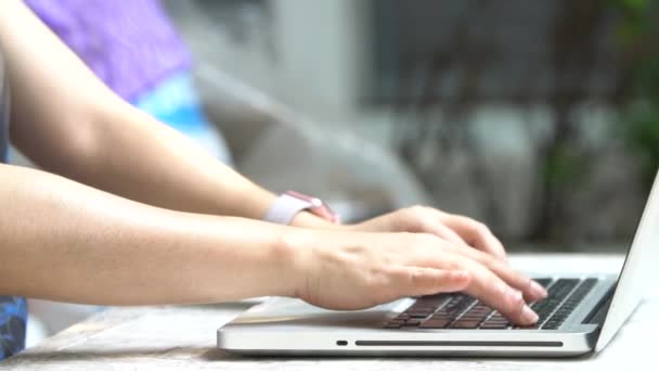 Manos femeninas escribiendo en un teclado portátil — Vídeo de stock