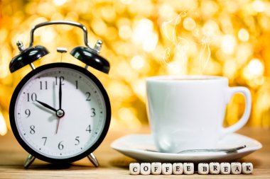 Saat. Saat işareti ile taze espresso fincan,