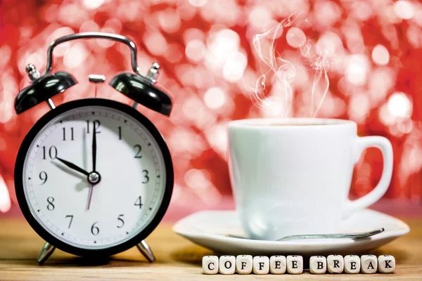 Orologio. tazza di caffè espresso fresco con cartello dell'orologio , — Foto Stock