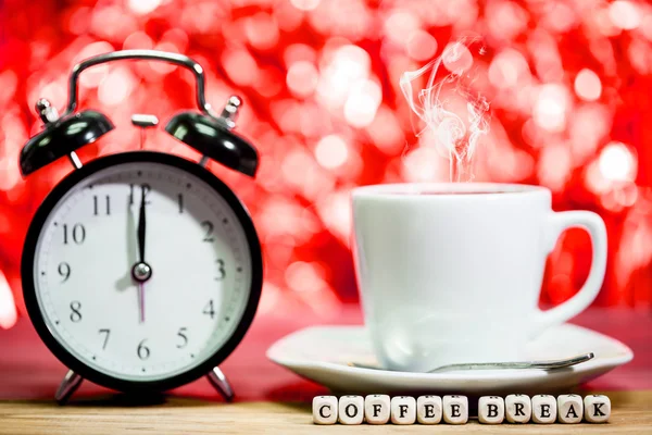 Reloj. taza de café espresso fresco con el signo del reloj , —  Fotos de Stock