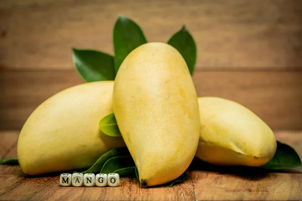 Świeże mango na drewnianym stole — Zdjęcie stockowe