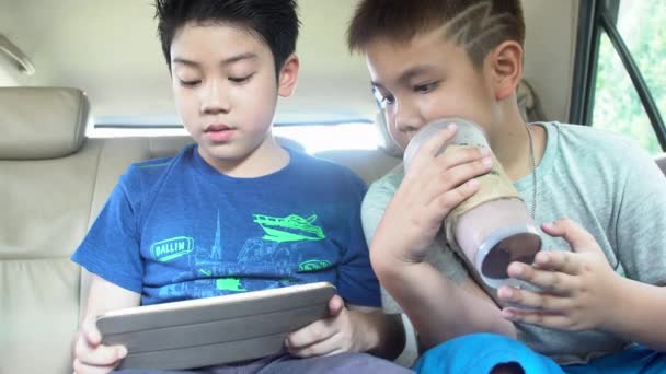 4k, Aisan παιδί παίζοντας μέσω tablet pc ενώ οικογένεια οδήγηση στις διακοπές — Αρχείο Βίντεο