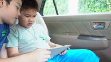 4k, tablet pc aile tatil için sürüş sırasında üzerinde oynayan Aisan çocuk