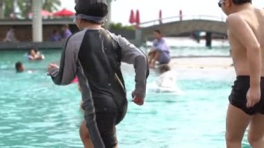 Pattaya - koşma ve havuzun Büyükelçi şehir Jomtien Hotel Pattaya Tayland at Mar 30 2016 atlama Mar 30 2016 mutlu Asyalı çocuk