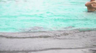 Pattaya - koşma ve havuzun Büyükelçi şehir Jomtien Hotel Pattaya Tayland at Mar 30 2016 atlama Mar 30 2016 mutlu Asyalı çocuk