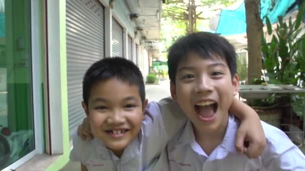 Счастливый азиатский мальчик бегут с улыбкой лицо, медленное движение 120 кадров в секунду по sony a6300 — стоковое видео