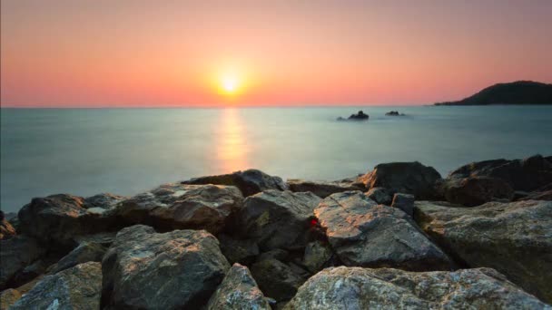 4k timelapse zonsondergang, Sunrise op Ocean Beach, zeezicht. Golven time lapse in Thailand, Twilight zee zon landschap op Chuntaburi, Thailand in de zomer, Crepusculaire, schemering — Stockvideo