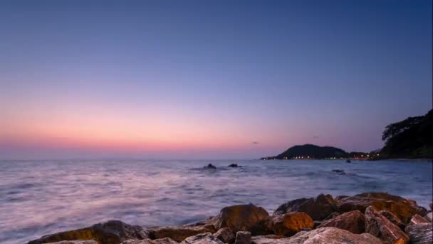 4k TimeLapse naplemente, napkelte az Ocean Beach, tengerre néző. Hullámok Időközű Thaiföldön, Twilight Sea Sun tájkép a Chuntaburi, Thaiföld nyáron, Crepuscularis, alkonyat — Stock videók