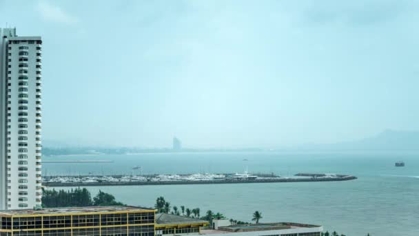 4k, Timelapse vista de la playa de PATTAYA en días lluviosos. CHONBURI, Tailandia  . — Vídeo de stock