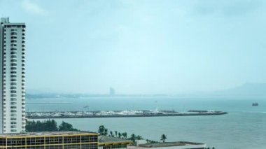 Yağmurlu bir günde Pattaya plaj 4k, Timelapse görünümü. Chonburi, Tayland .
