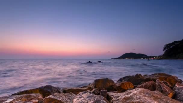 4k TimeLapse naplemente, napkelte az Ocean Beach, tengerre néző. Hullámok Időközű Thaiföldön, Twilight Sea Sun tájkép a Chuntaburi, Thaiföld nyáron, Crepuscularis, alkonyat — Stock videók