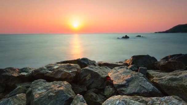 4k timelapse zonsondergang, Sunrise op Ocean Beach, zeezicht. Golven time lapse in Thailand, Twilight zee zon landschap op Chuntaburi, Thailand in de zomer, Crepusculaire, schemering — Stockvideo